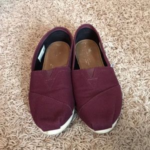 Maroon toms